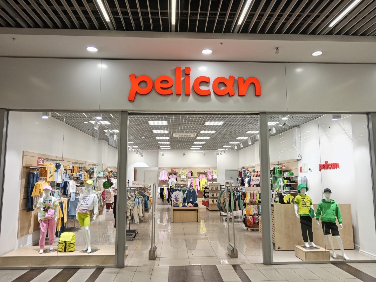 В магазин Pelican ТЦ Аркада требуется продавец кассир.